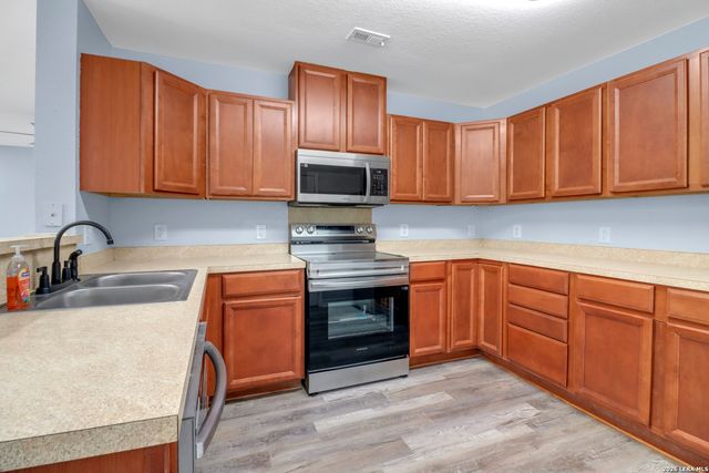 1037 N Guadalupe, Seguin, TX 78155