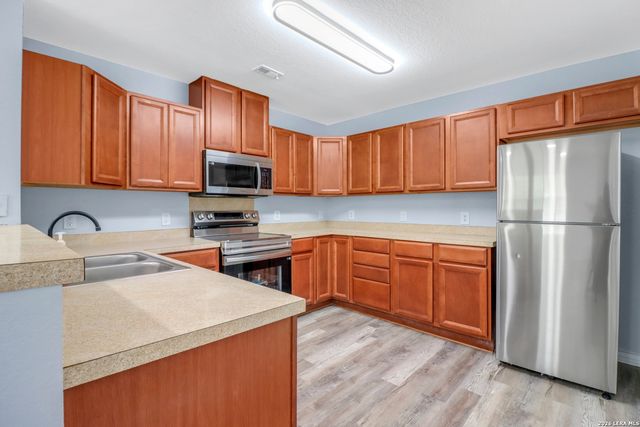 1037 N Guadalupe, Seguin, TX 78155