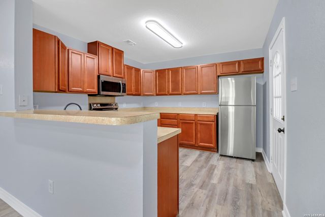 1037 N Guadalupe, Seguin, TX 78155