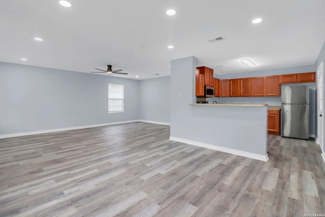 1037 N Guadalupe, Seguin, TX 78155