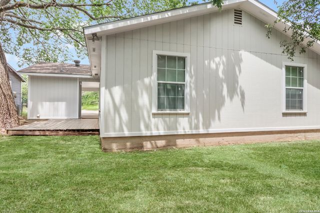 1037 N Guadalupe, Seguin, TX 78155