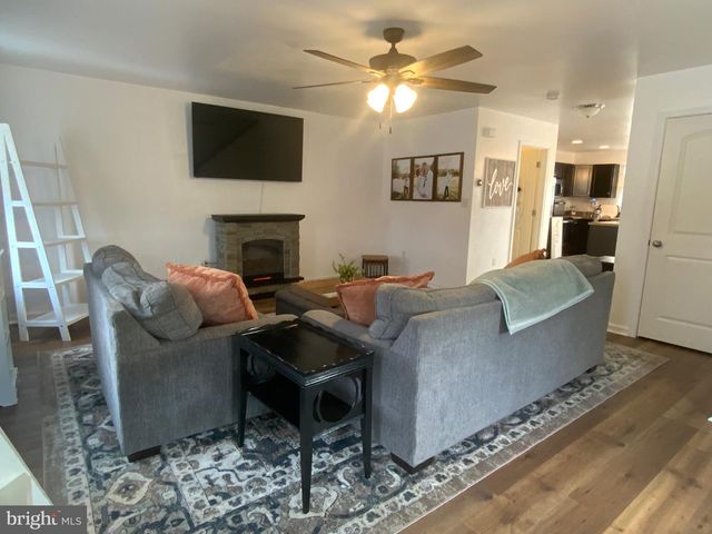 700 ADMIRALS QUAY DR, Mechanicsburg, PA 17050