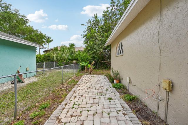 160 Royal Pine Circle S, Royal Palm Beach, FL 33411