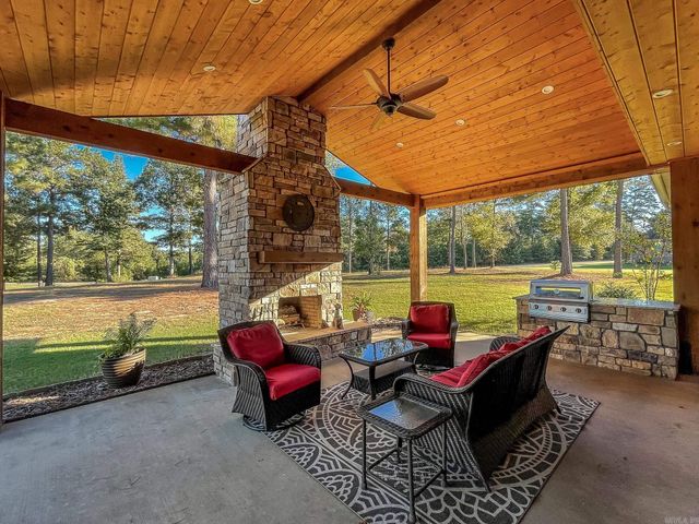 158 Pine Needles Dr, El Dorado, AR 71730