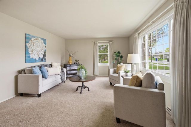 2717 N ELMWOOD COURT, Appleton, WI 54911