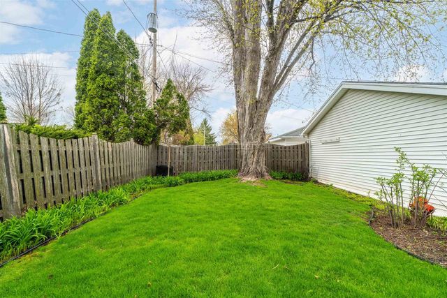 2717 N ELMWOOD COURT, Appleton, WI 54911