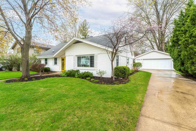 2717 N ELMWOOD COURT, Appleton, WI 54911