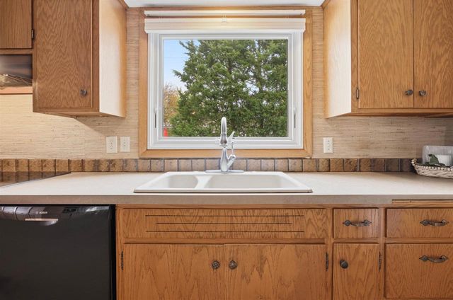 2717 N ELMWOOD COURT, Appleton, WI 54911