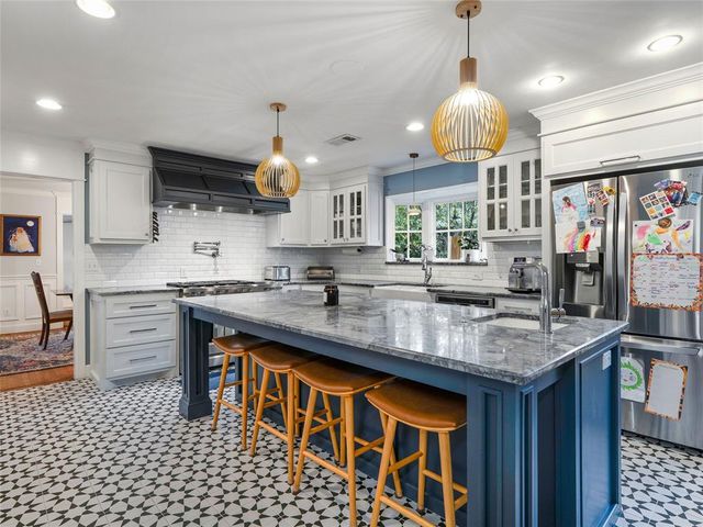 1722 Coventry Lane, Nichols Hills, OK 73120