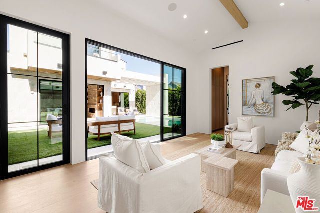 311 N Bowling Green Way, Los Angeles, CA 90049