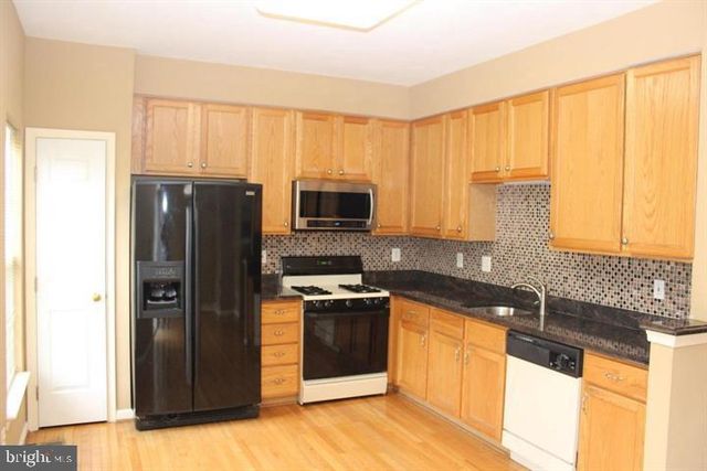 2555 CHASE WELLESLEY DR, Herndon, VA 20171