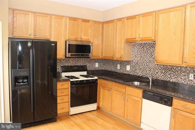 2555 CHASE WELLESLEY DR, Herndon, VA 20171