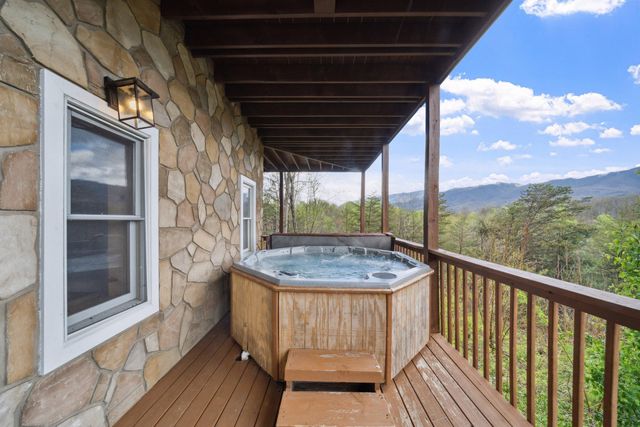 510 Wildflower Ridge Rd, Gatlinburg, TN 37738