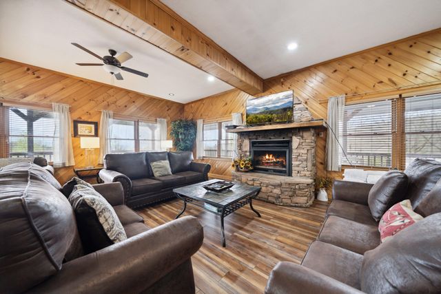 510 Wildflower Ridge Rd, Gatlinburg, TN 37738