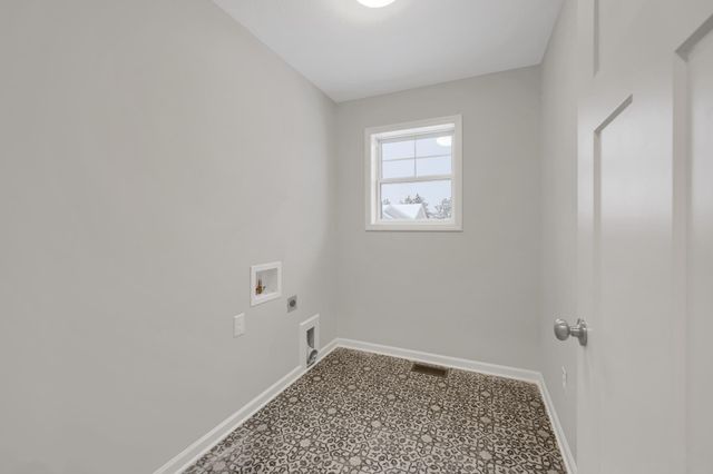 1943 Sparrow Drive, Shakopee, MN 55379