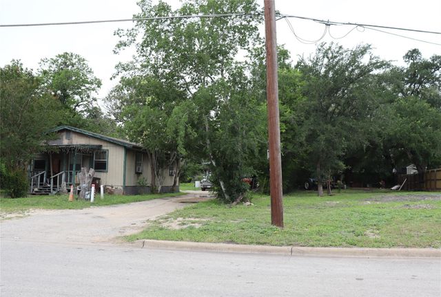 821 N Commerce ST, Lockhart, TX 78644