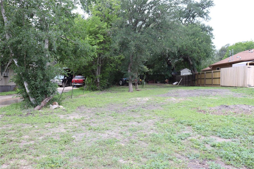 821 N Commerce ST, Lockhart, TX 78644