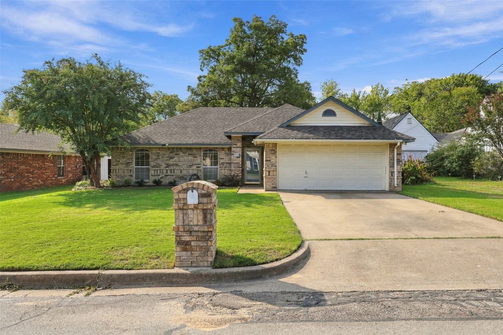 411 W Spring Street, Weatherford, TX 76086 — exterior