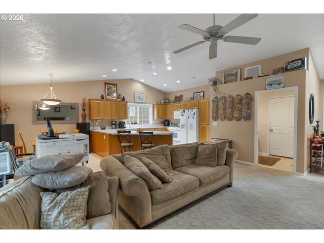 4233 HEAVENS Way S, Salem, OR 97302