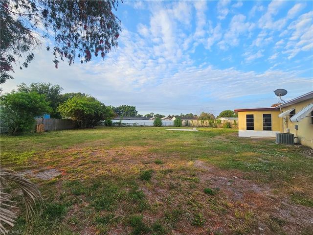 423 Morgan CIR S, Lehigh Acres, FL 33936