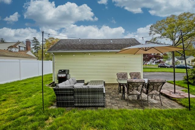 4 Jean Dr, Springfield, MA 01104
