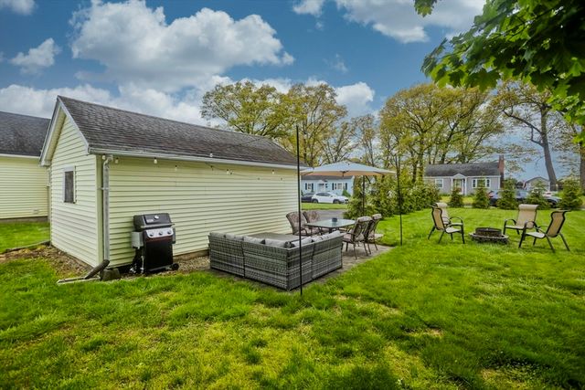 4 Jean Dr, Springfield, MA 01104