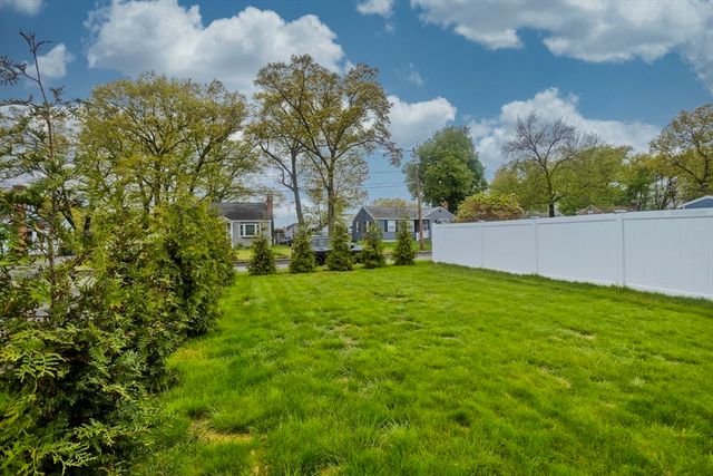 4 Jean Dr, Springfield, MA 01104