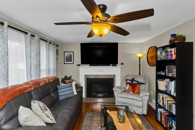 4 Jean Dr, Springfield, MA 01104
