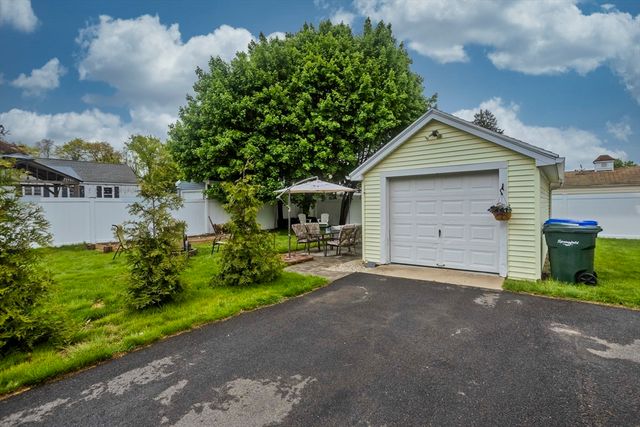 4 Jean Dr, Springfield, MA 01104