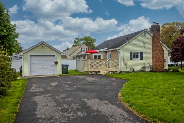 4 Jean Dr, Springfield, MA 01104
