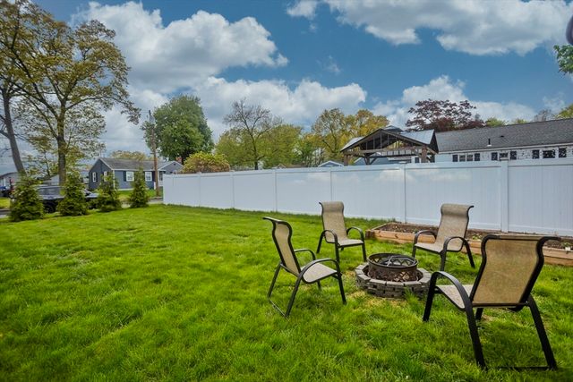 4 Jean Dr, Springfield, MA 01104