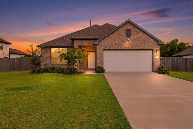 11210 Youngquist Drive, Mont Belvieu, TX 77535