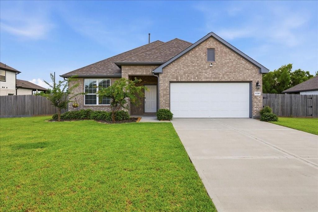11210 Youngquist Drive, Mont Belvieu, TX 77535