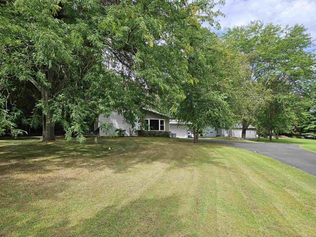 W7254 S Oak Ridge Court, Poynette, WI 53955