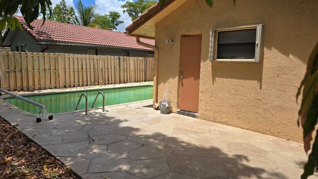 2499 NW 92nd Avenue, Coral Springs, FL 33065