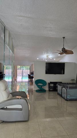 2499 NW 92nd Avenue, Coral Springs, FL 33065