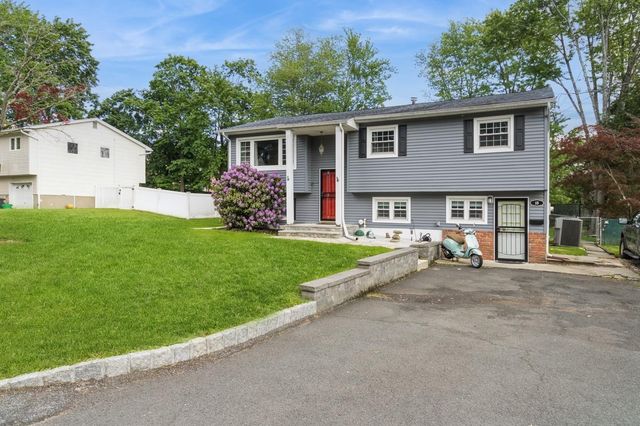 18 Lake Shore Drive, Nanuet, NY 10954