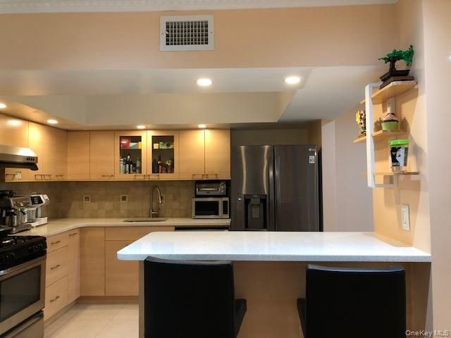 1231 Robin Ln Fl 1, Bayside, NY 11360