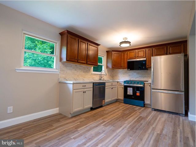 138 E DEL A VUE AVE, Carneys Point, NJ 08069