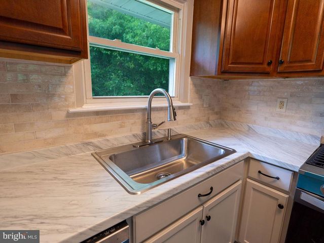 138 E DEL A VUE AVE, Carneys Point, NJ 08069