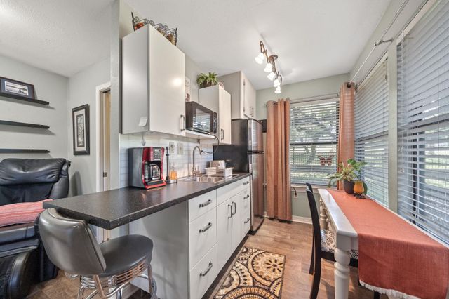 25 Doolittle DR, Wimberley, TX 78676