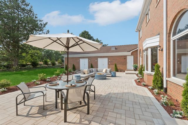 2430 Dorina Drive, Northfield, IL 60093