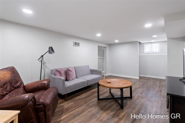 949 College Avenue, Grand Rapids, MI 49503