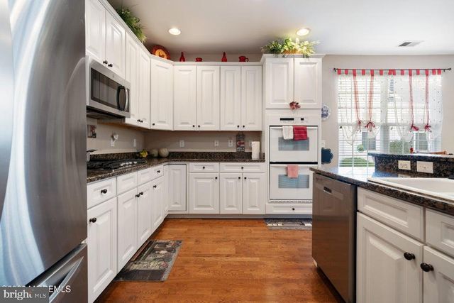 24 POND VIEW CIRCLE, Barnegat, NJ 08005