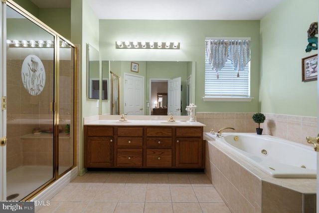 24 POND VIEW CIRCLE, Barnegat, NJ 08005