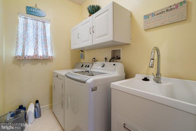 24 POND VIEW CIRCLE, Barnegat, NJ 08005