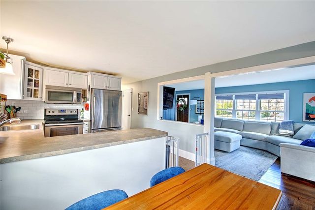 4 Hillcrest Avenue, Smithfield, RI 02828