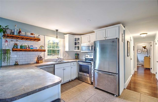 4 Hillcrest Avenue, Smithfield, RI 02828