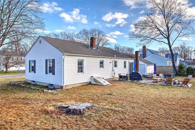 4 Hillcrest Avenue, Smithfield, RI 02828