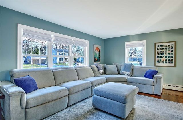 4 Hillcrest Avenue, Smithfield, RI 02828